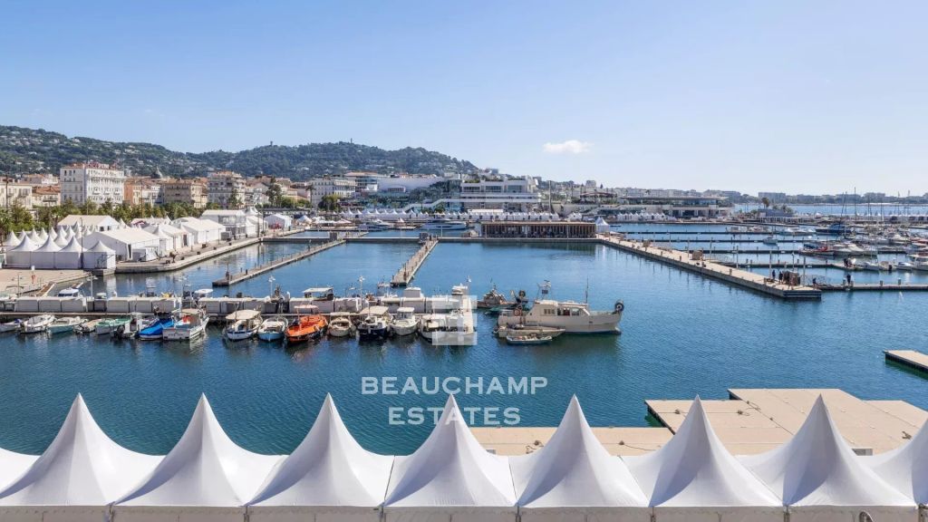 Magnificent 2-bedroom en-suite apartment with sea views – Cannes Old Port