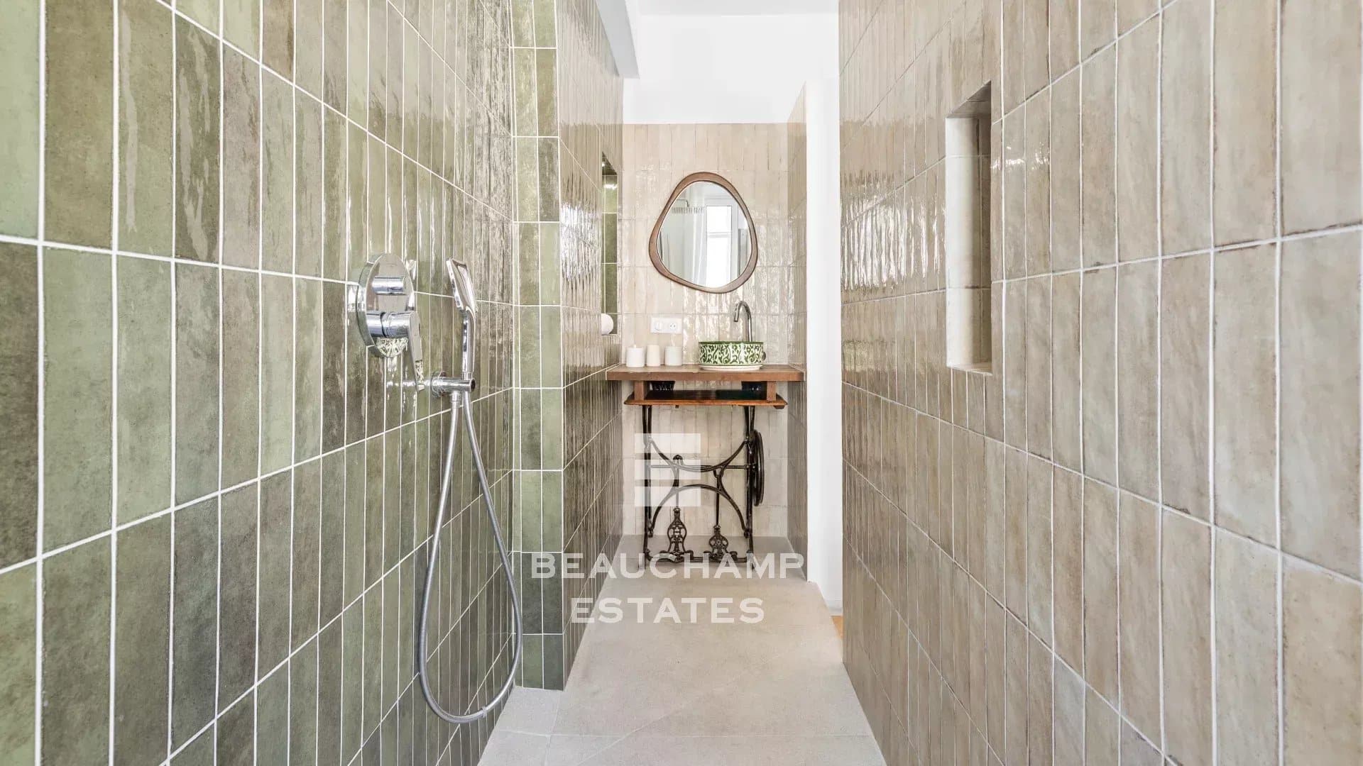 Magnificent 2-bedroom en-suite apartment with sea views – Cannes Old Port Magnificent 2-bedroom en-suite apartment with sea views – Cannes Old Port
