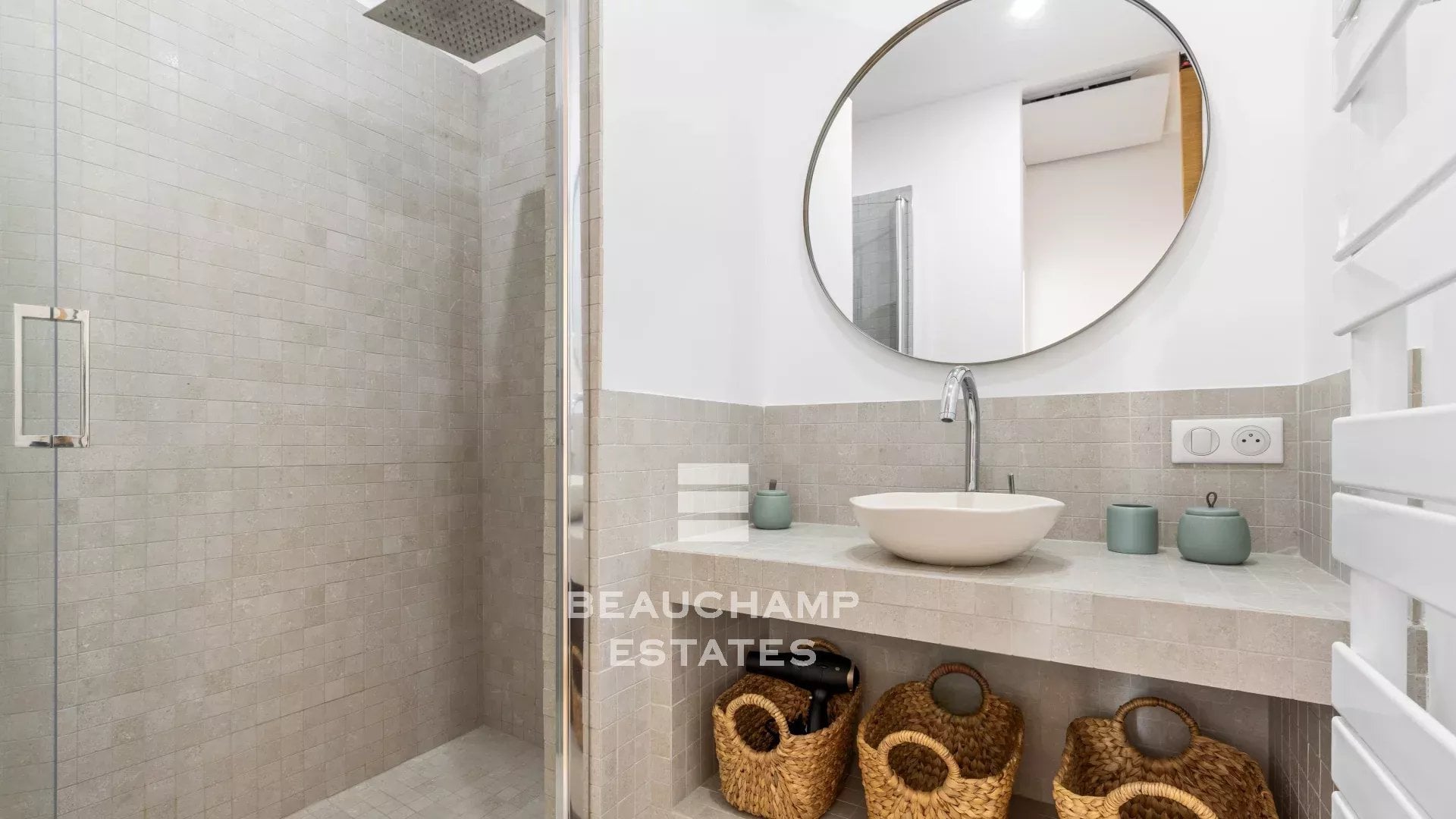 Magnificent 2-bedroom en-suite apartment with sea views – Cannes Old Port Magnificent 2-bedroom en-suite apartment with sea views – Cannes Old Port
