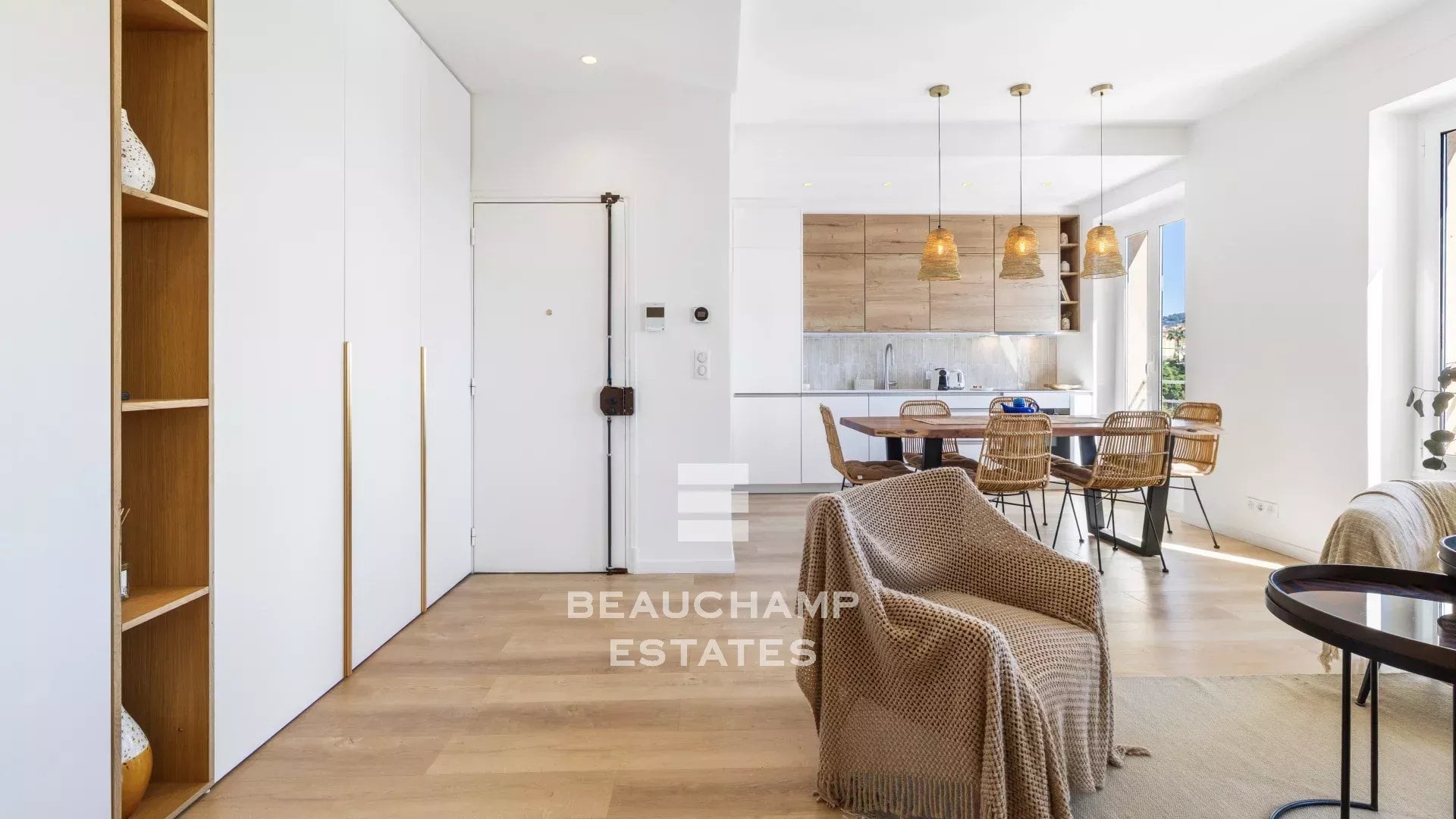 Magnificent 2-bedroom en-suite apartment with sea views – Cannes Old Port Magnificent 2-bedroom en-suite apartment with sea views – Cannes Old Port