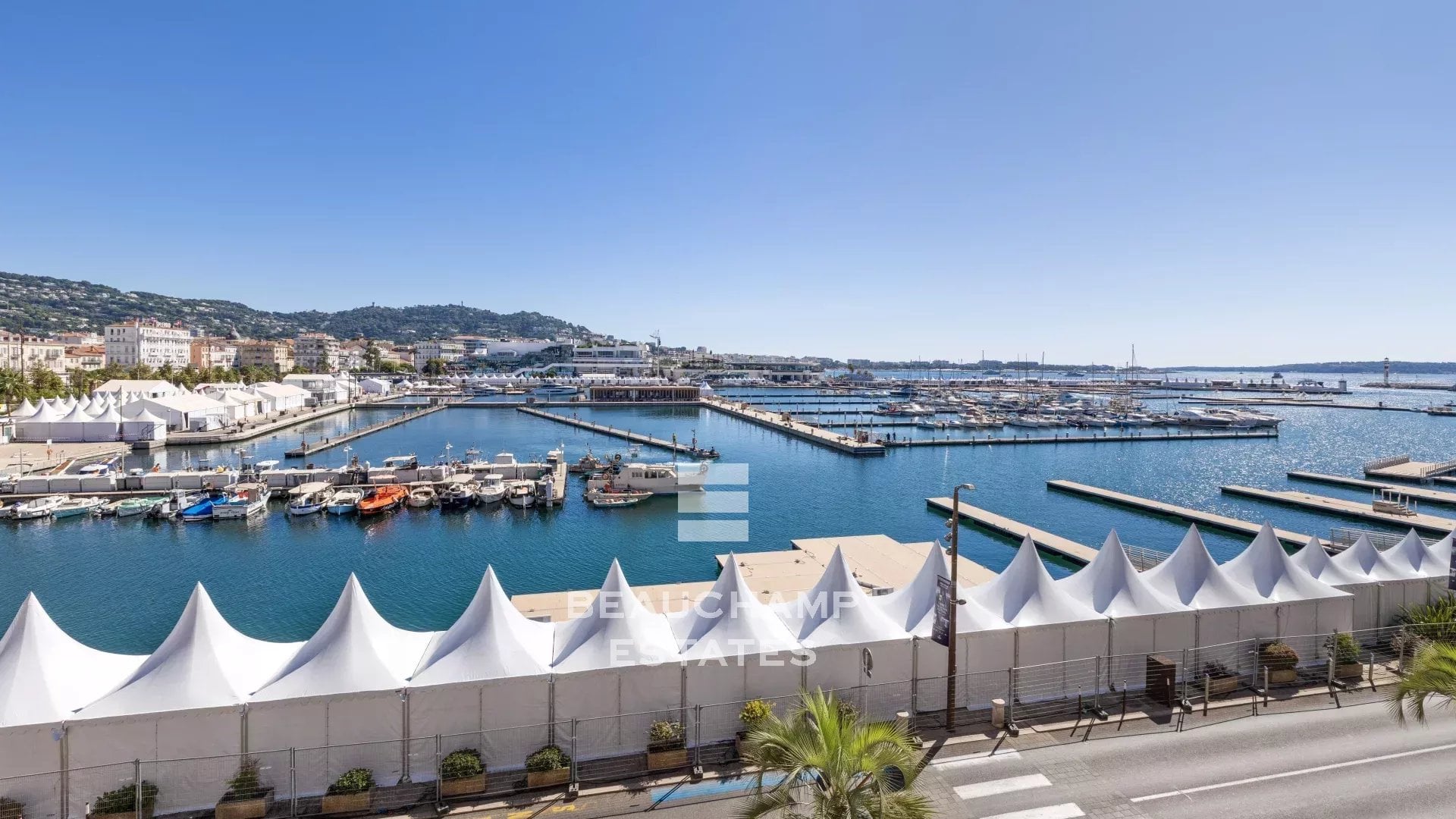 Magnificent 2-bedroom en-suite apartment with sea views – Cannes Old Port Magnificent 2-bedroom en-suite apartment with sea views – Cannes Old Port