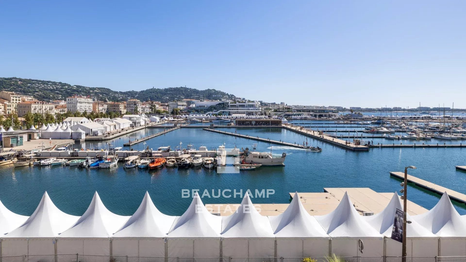 Magnificent 2-bedroom en-suite apartment with sea views – Cannes Old Port Magnificent 2-bedroom en-suite apartment with sea views – Cannes Old Port