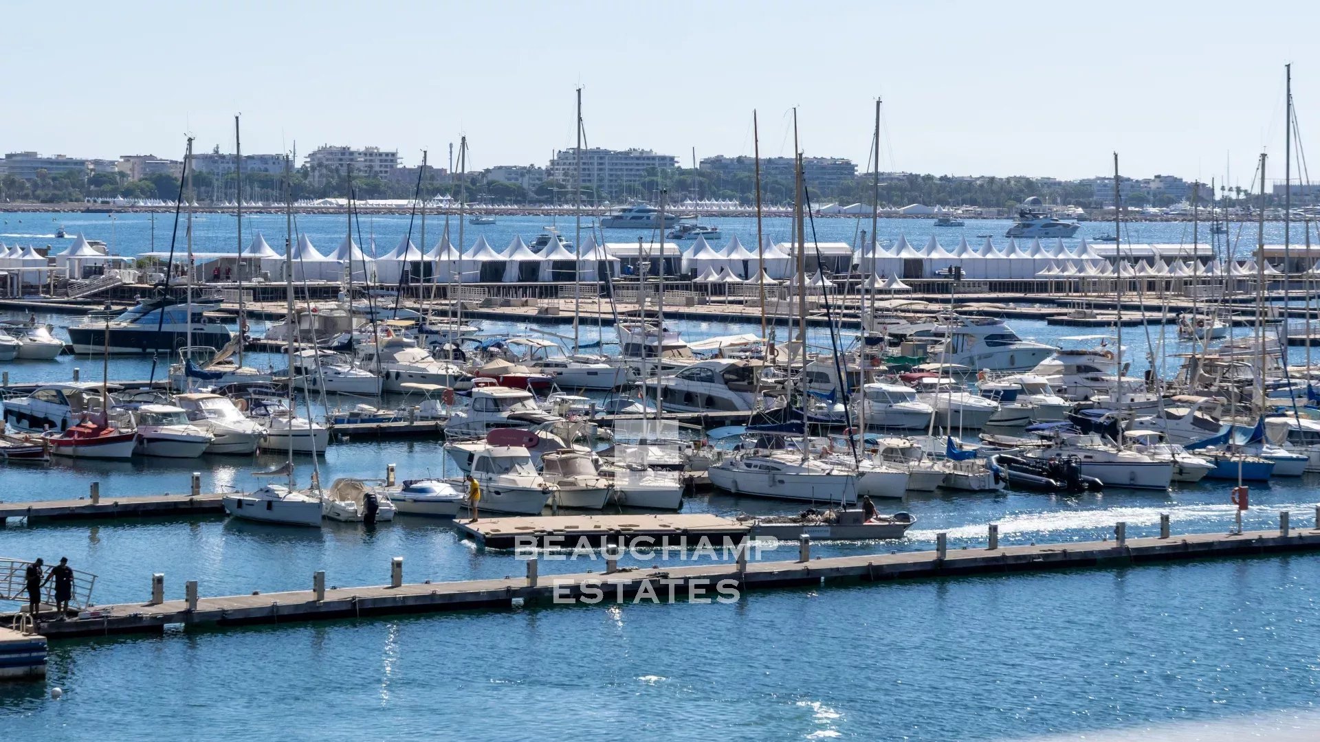 Magnificent 2-bedroom en-suite apartment with sea views – Cannes Old Port Magnificent 2-bedroom en-suite apartment with sea views – Cannes Old Port