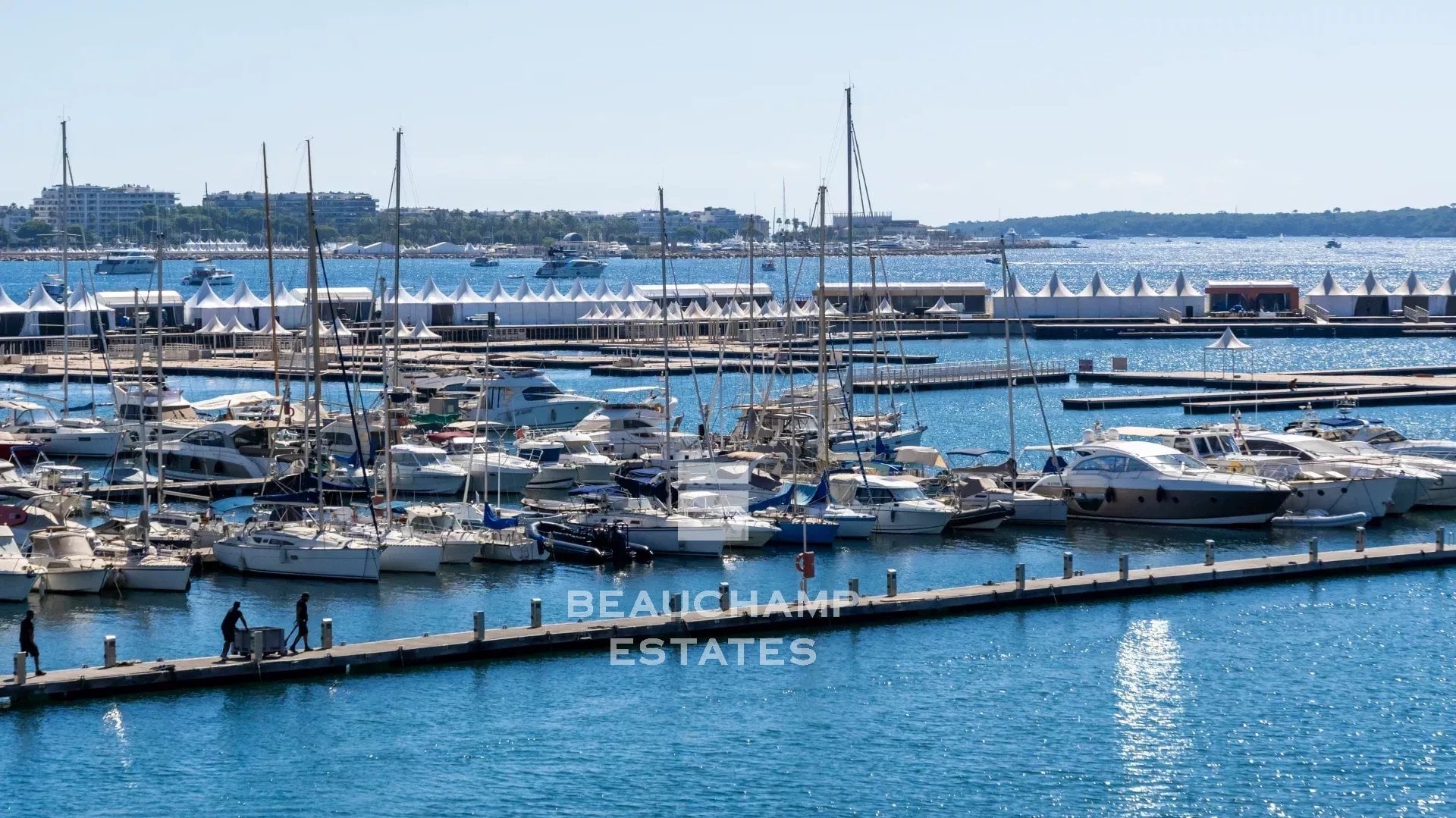 Magnificent 2-bedroom en-suite apartment with sea views – Cannes Old Port Magnificent 2-bedroom en-suite apartment with sea views – Cannes Old Port