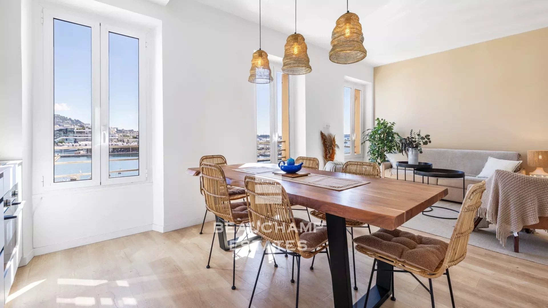 Magnificent 2-bedroom en-suite apartment with sea views – Cannes Old Port Magnificent 2-bedroom en-suite apartment with sea views – Cannes Old Port