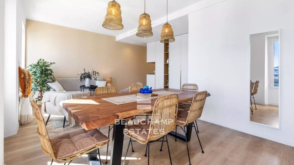 Magnificent 2-bedroom en-suite apartment with sea views – Cannes Old Port