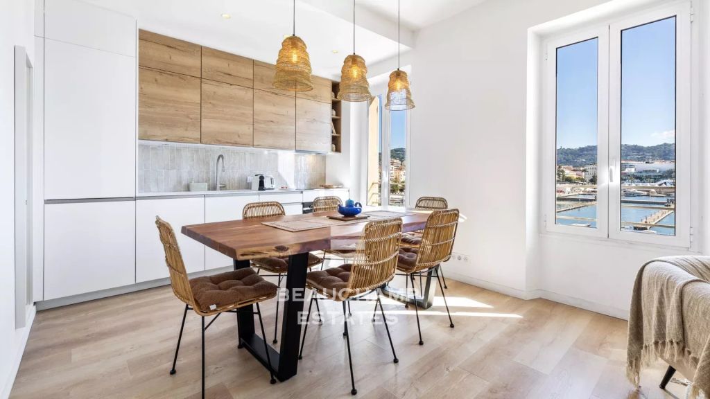 Magnificent 2-bedroom en-suite apartment with sea views – Cannes Old Port
