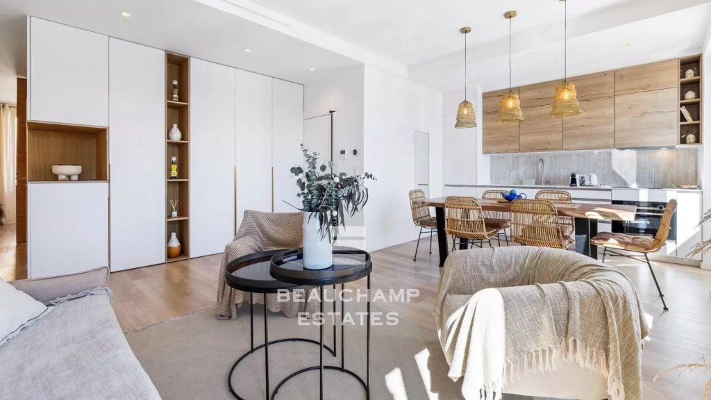 Magnificent 2-bedroom en-suite apartment with sea views – Cannes Old Port