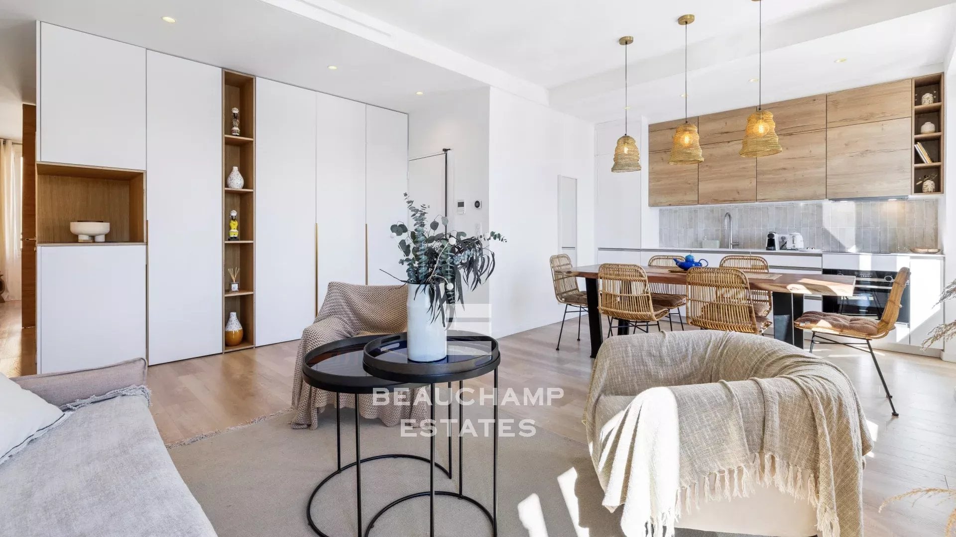 Magnificent 2-bedroom en-suite apartment with sea views – Cannes Old Port Magnificent 2-bedroom en-suite apartment with sea views – Cannes Old Port