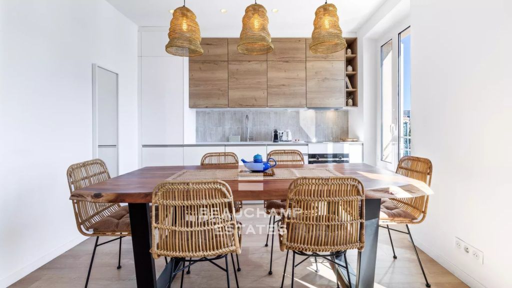 Magnificent 2-bedroom en-suite apartment with sea views – Cannes Old Port
