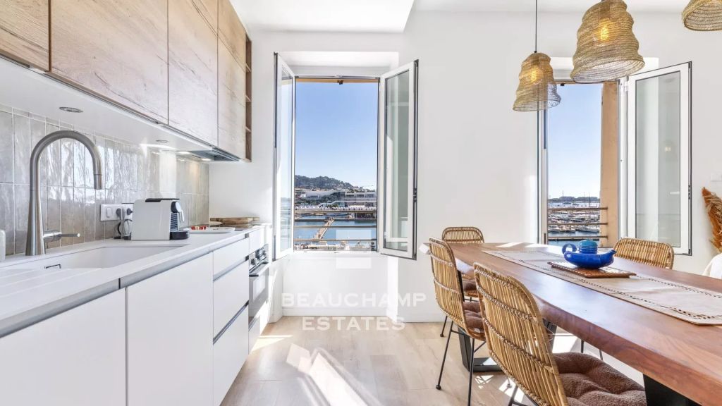Magnificent 2-bedroom en-suite apartment with sea views – Cannes Old Port