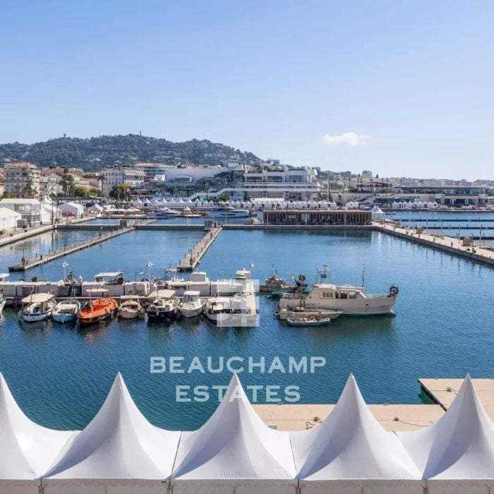 Magnificent 2-bedroom en-suite apartment with sea views – Cannes Old Port