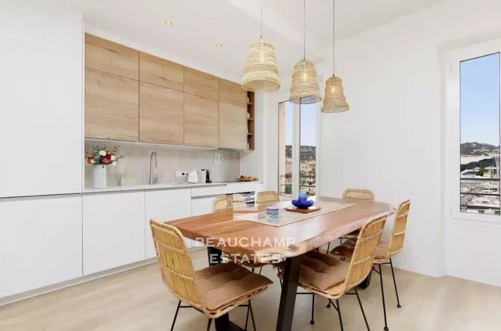 Magnificent 2-bedroom en-suite apartment with sea views – Cannes Port