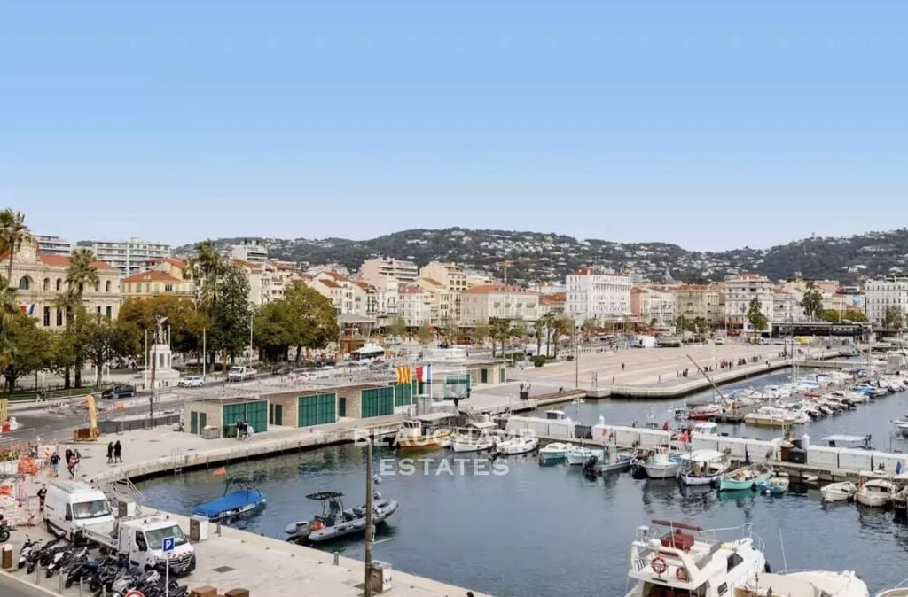 Magnificent 2-bedroom en-suite apartment with sea views – Cannes Port