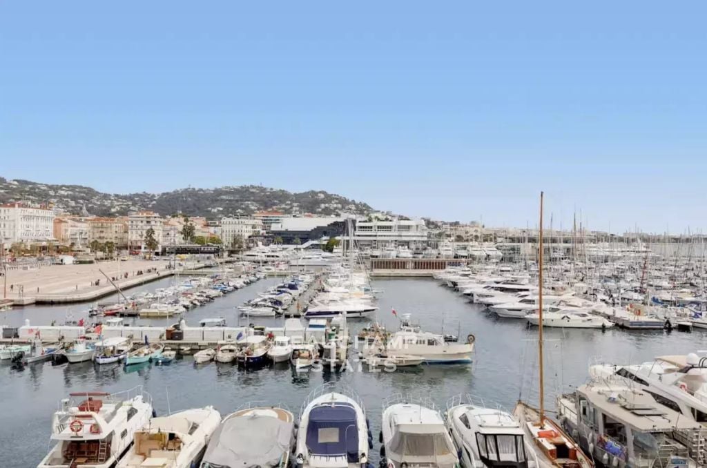 Magnificent 2-bedroom en-suite apartment with sea views – Cannes Port