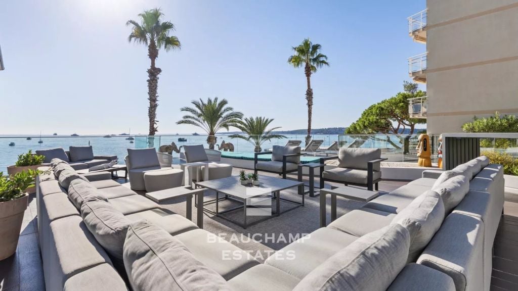 Pointe Croisette – Co-Exclusive Seafront Property with Independent Master Apartment