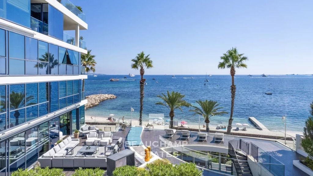 Pointe Croisette – Co-Exclusive Seafront Property with Independent Master Apartment