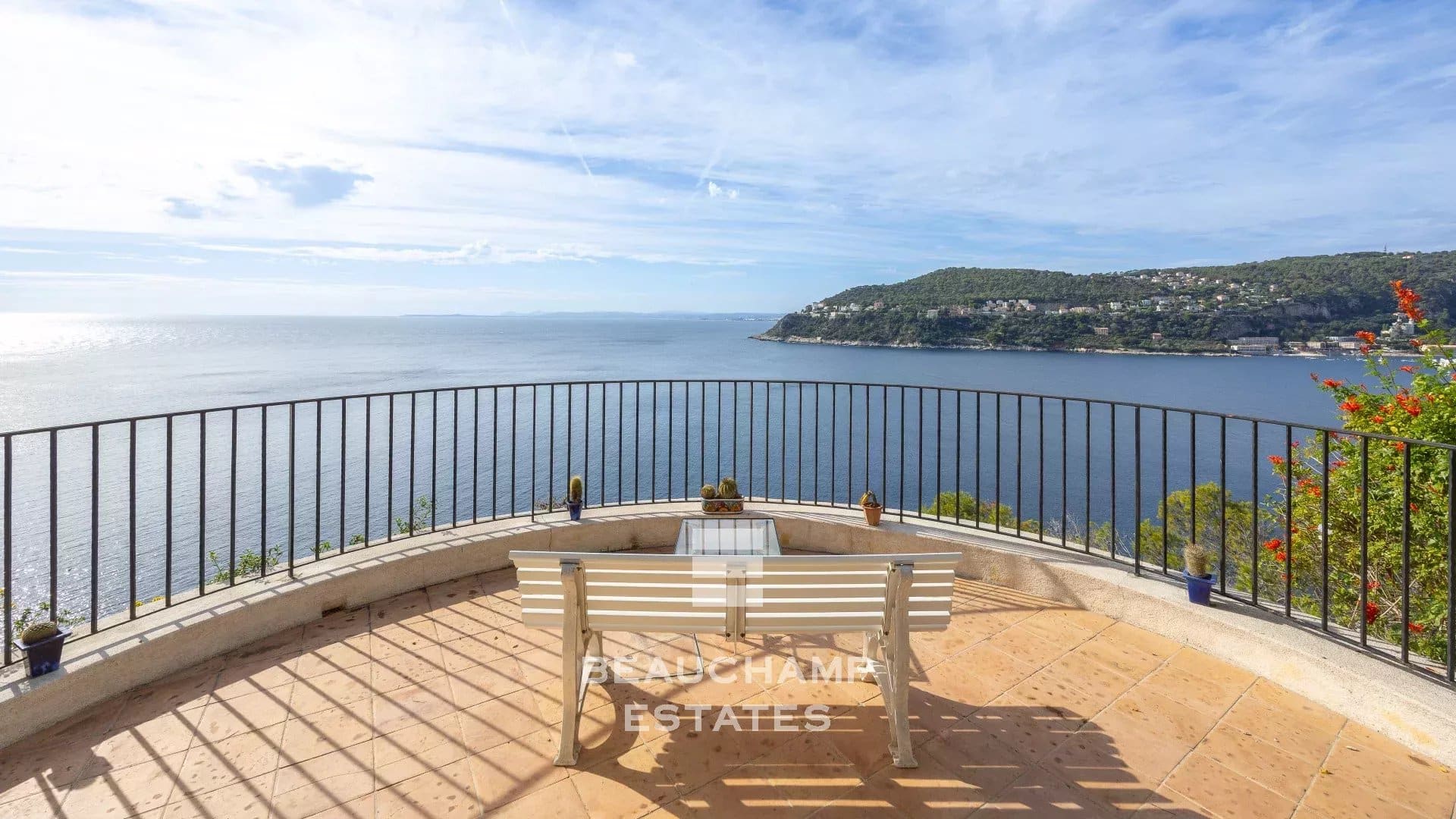 Saint-Jean-Cap-Ferrat – Villa Provençale avec Vue Mer Panoramique et Piscine Chauffée Saint-Jean-Cap-Ferrat – Provençal Villa with Panoramic Sea View and Heated Pool