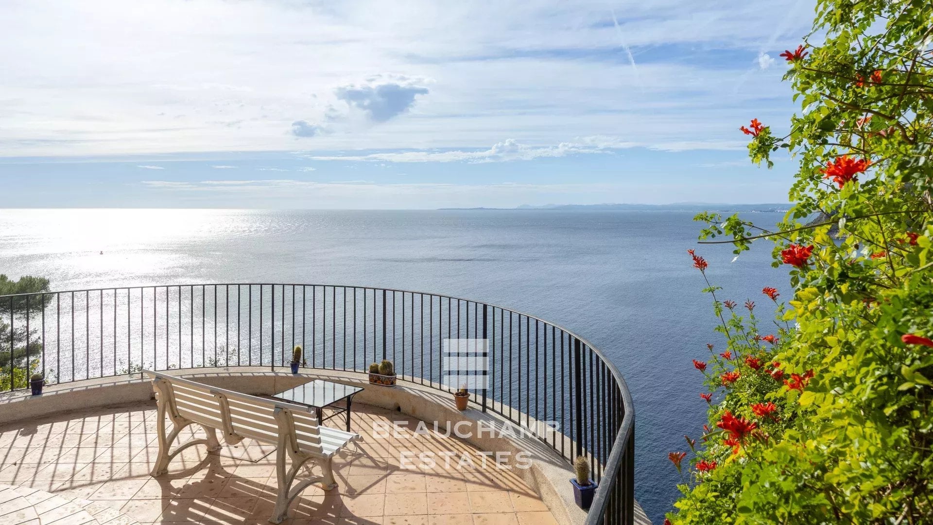 Saint-Jean-Cap-Ferrat – Villa Provençale avec Vue Mer Panoramique et Piscine Chauffée Saint-Jean-Cap-Ferrat – Provençal Villa with Panoramic Sea View and Heated Pool