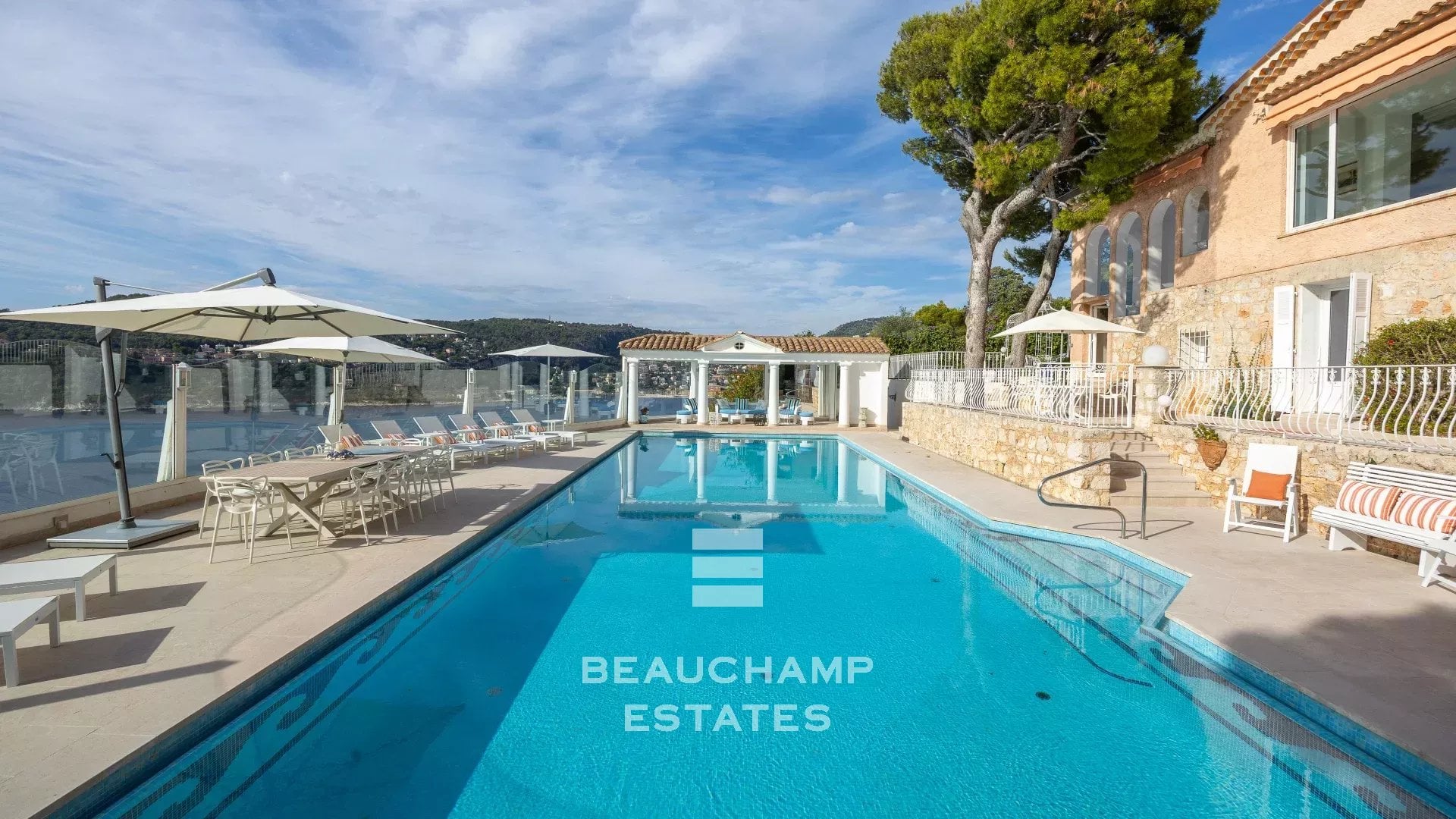 Saint-Jean-Cap-Ferrat – Villa Provençale avec Vue Mer Panoramique et Piscine Chauffée Saint-Jean-Cap-Ferrat – Provençal Villa with Panoramic Sea View and Heated Pool