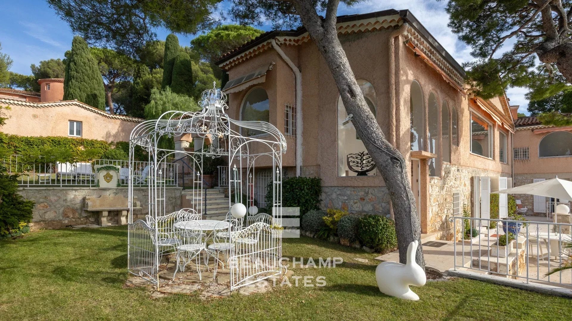 Saint-Jean-Cap-Ferrat – Villa Provençale avec Vue Mer Panoramique et Piscine Chauffée Saint-Jean-Cap-Ferrat – Provençal Villa with Panoramic Sea View and Heated Pool