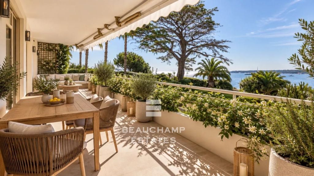Three-bedroom apartment with sea view – Cannes Palm Beach
