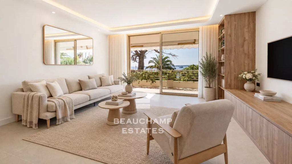 Three-bedroom apartment with sea view – Cannes Palm Beach