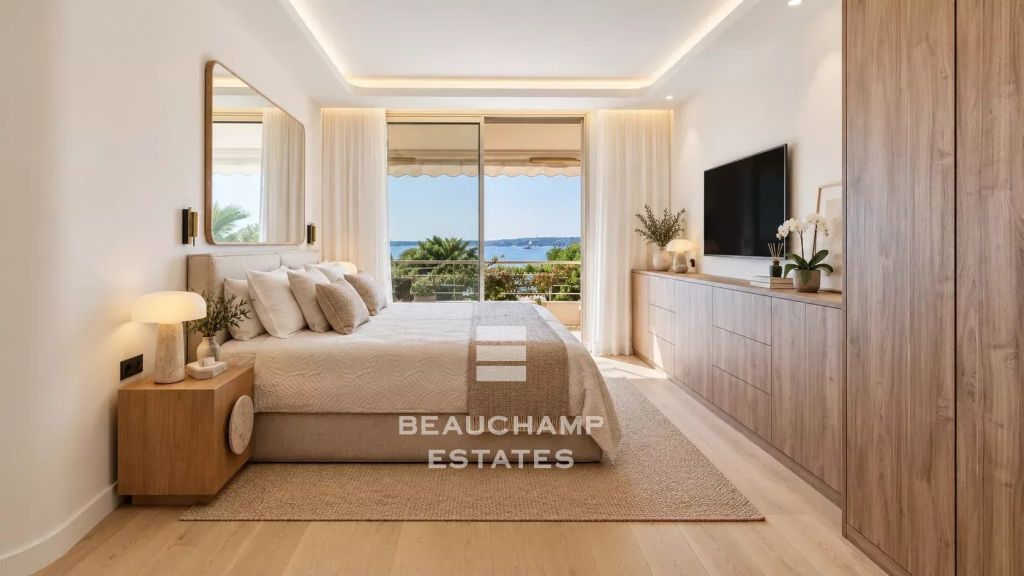 Three-bedroom apartment with sea view – Cannes Palm Beach