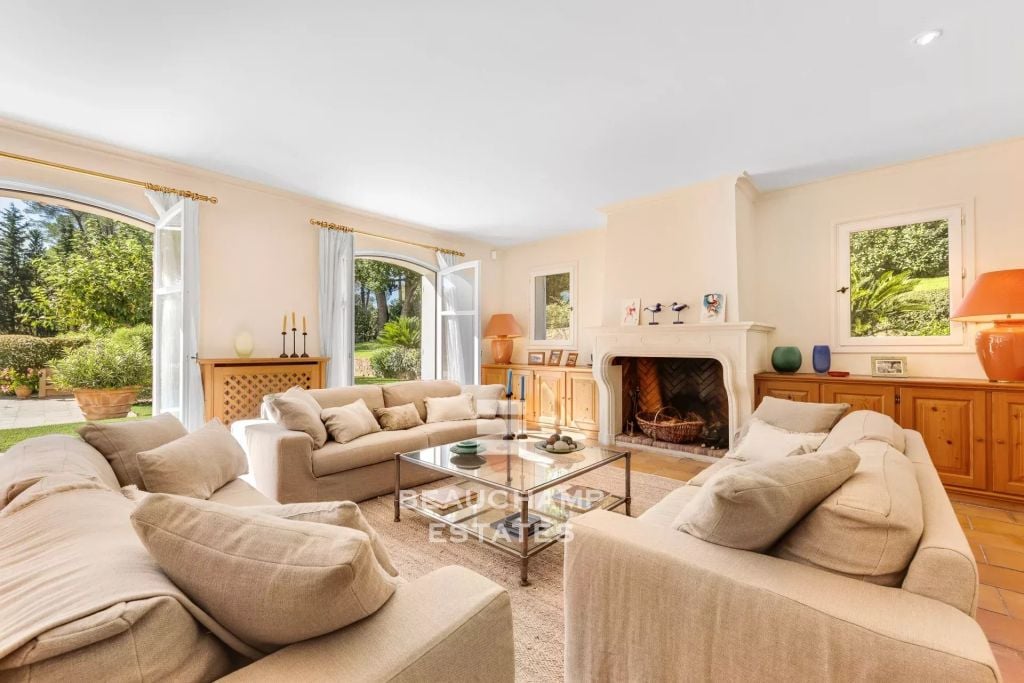 Three-bedroom apartment with sea view – Cannes Palm Beach