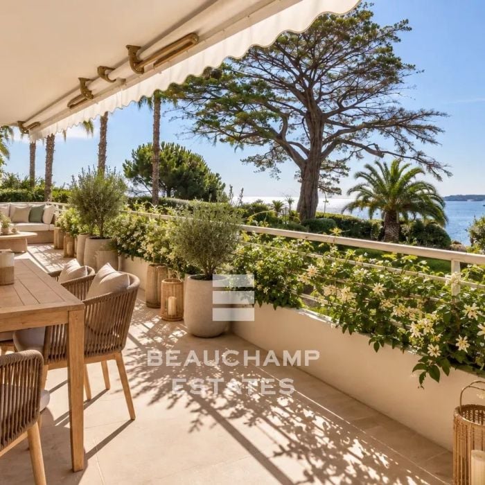 Three-bedroom apartment with sea view – Cannes Palm Beach