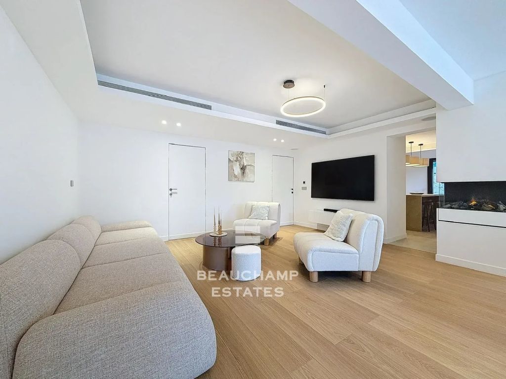 Beautifully Renovated Villa with 5 En-Suite Bedrooms
