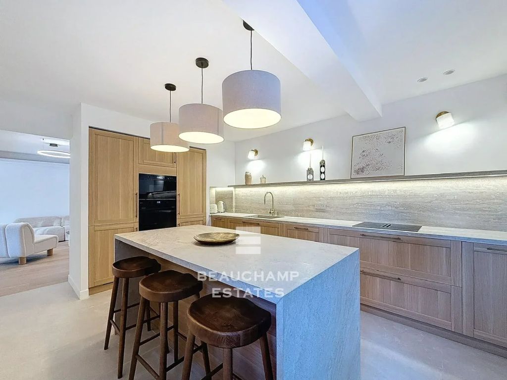Beautifully Renovated Villa with 5 En-Suite Bedrooms