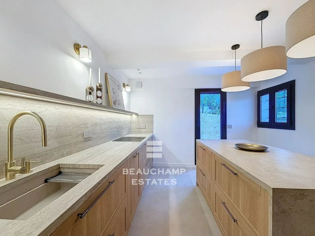 Beautifully Renovated Villa with 5 En-Suite Bedrooms