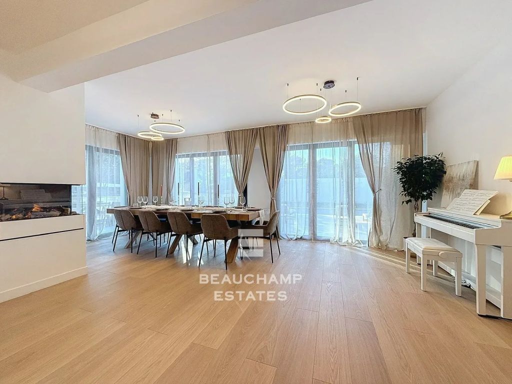 Beautifully Renovated Villa with 5 En-Suite Bedrooms
