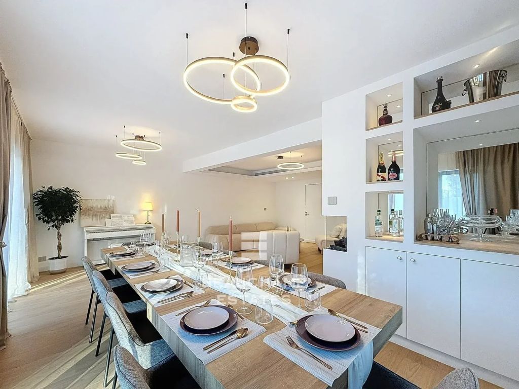 Beautifully Renovated Villa with 5 En-Suite Bedrooms