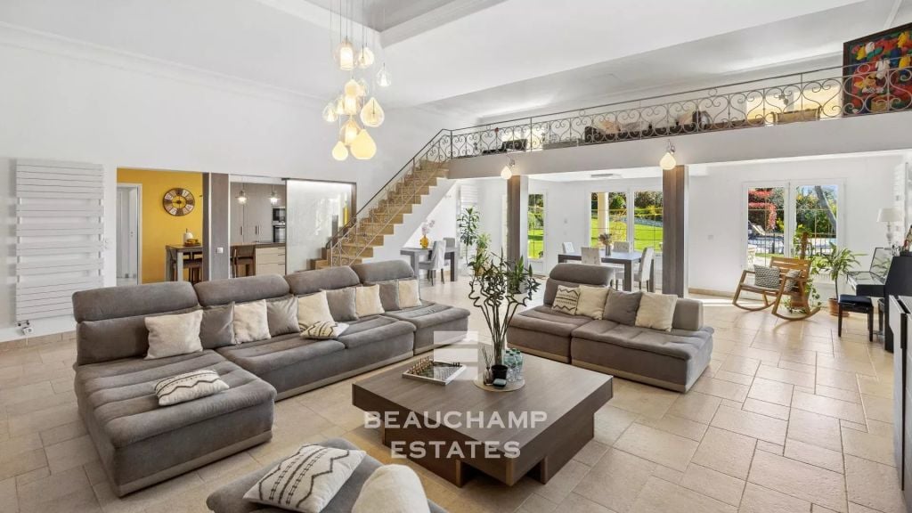Co-exclusive 5-Bedroom Neo-Provençal Villa with Pool – Nice West