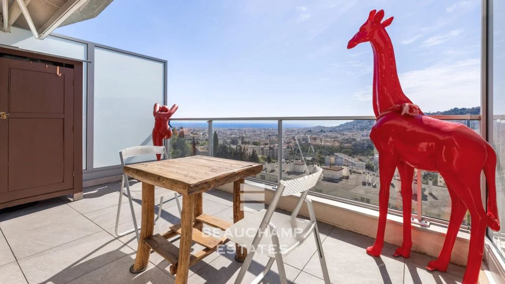 Loft-style apartment with sea view – Nice Gairau