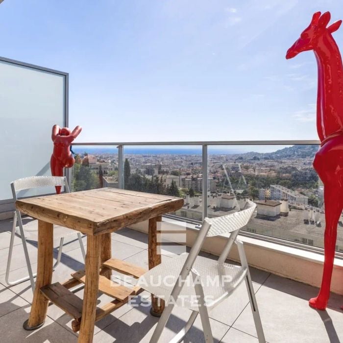 Loft-style apartment with sea view – Nice Gairau