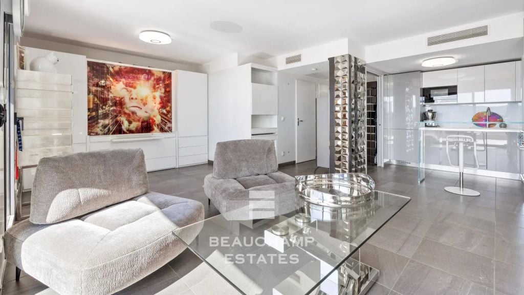 Loft-style apartment with sea view – Nice Gairau