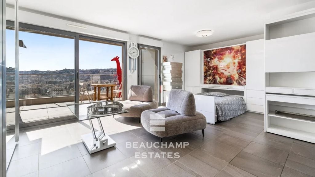 Loft-style apartment with sea view – Nice Gairau