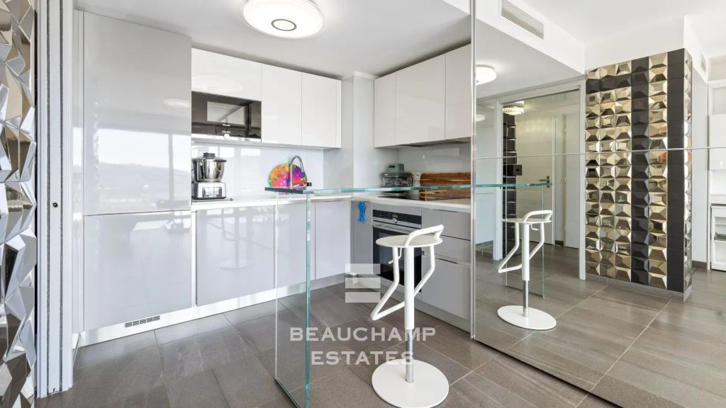 Loft-style apartment with sea view – Nice Gairau