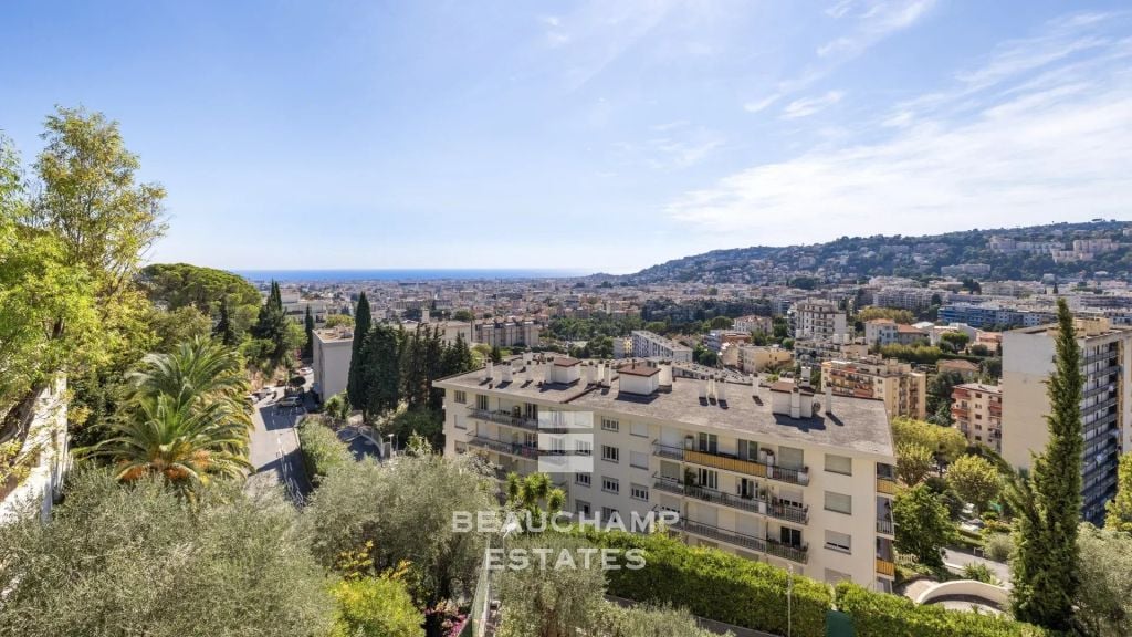 Loft-style apartment with sea view – Nice Gairau