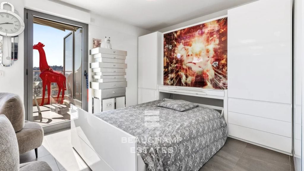Loft-style apartment with sea view – Nice Gairau