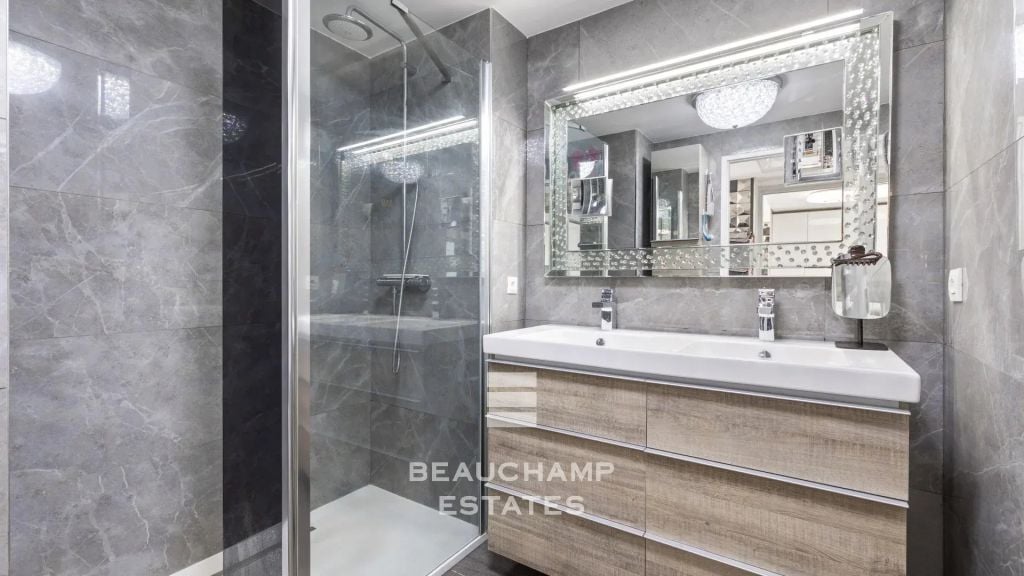 Loft-style apartment with sea view – Nice Gairau