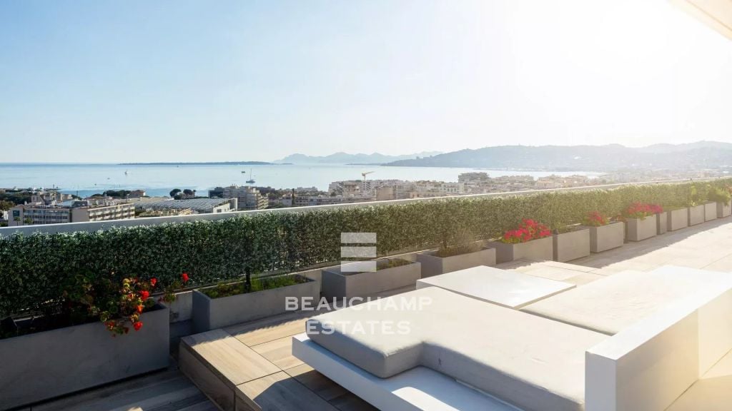 penthouse with panoramic sea view and swimming pool – antibes