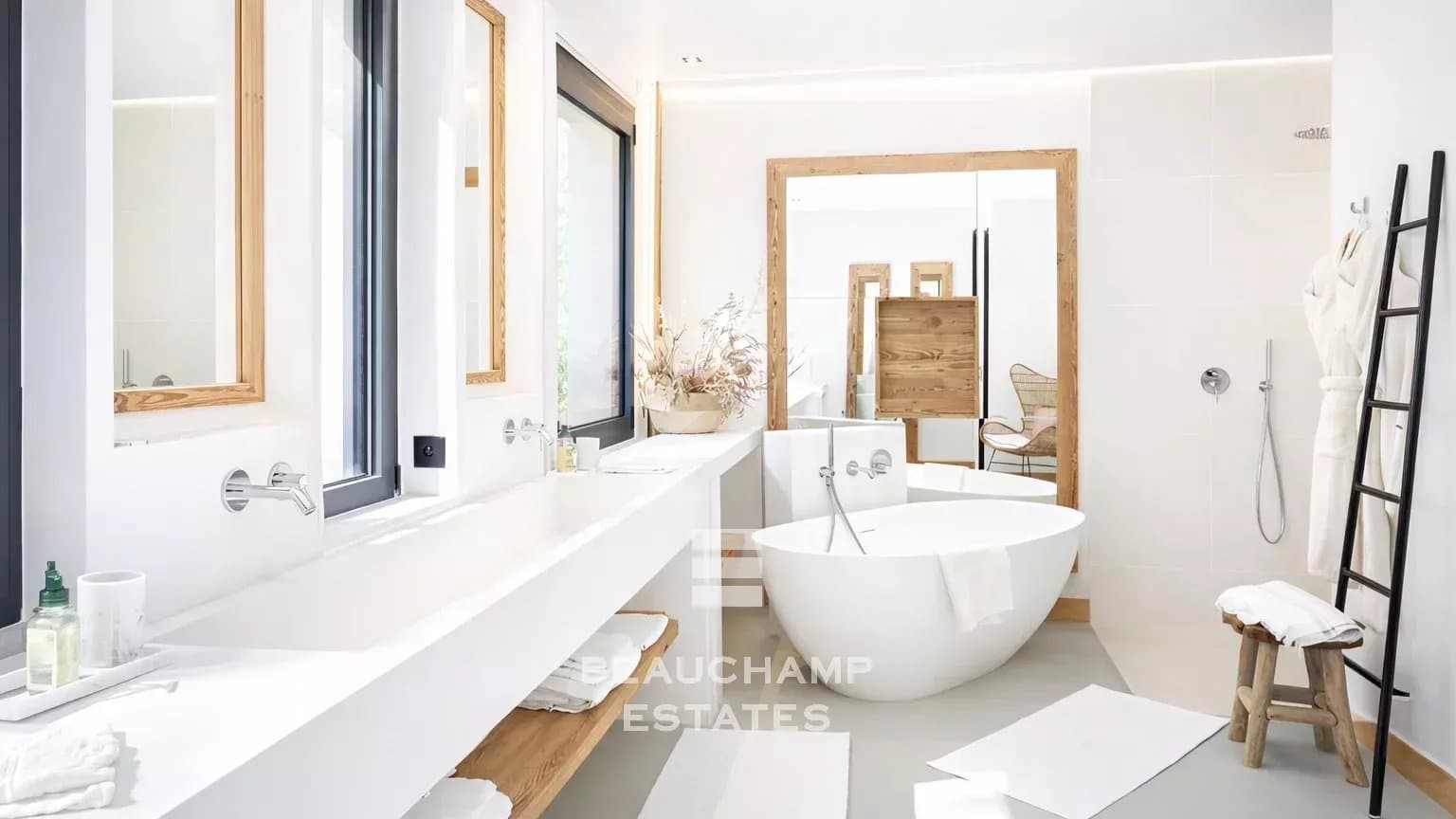 Saint-Tropez Les parcs – Propriété prestigieuse avec accès direct à la mer Saint-Tropez Les Parcs – Prestigious property with private access to the sea